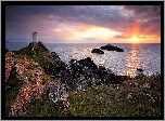 Latarnia morska Llanddwyn Lighthouse, Wyspa Anglesey, Walia, Morze, Skały, Wschód słońca, Chmury