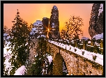 Zima, Śnieg, Most, Skały, Formacja Bastei, Drzewa, Park Narodowy Saskiej Szwajcarii, Niemcy