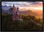 Zamek Neuschwanstein, Gmina Schwangau, Bawaria, Niemcy, Góry Alpy, Chmury, Zachód słońca, Lasy, Drzewa, Mgła