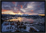 Norwegia, Region Nordland, Gmina Bodø, Cieśnina Saltstraumen, Zima, Rzeka, Domy, Chmury, Wschód słońca