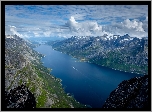 Fiord Ersfjorden, Góry, Góra Skamtinden, Gmina Troms, Norwegia, Chmury