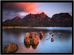 Góry Hazard, Zatoka, Coles Bay, Skały, Zachód słońca, Park Narodowy Freycineta, Tasmania, Australia