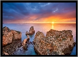 Portugalia, Region Algarve, Cypel Ponta da Piedade, Morze, Skały, Chmury, Wschód słońca