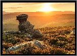 Anglia, Hrabstwo Derbyshire, Park Narodowy Peak District, Formacja skalna Salt Cellar, Wzgórza, Kamienie, Pola, Zachód słońca
