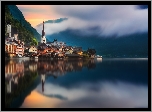 Austria, Miasteczko Hallstatt, Jezioro Hallstättersee, Chmury, Góry, Domy