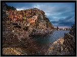 Włochy, Liguria, Gmina Riomaggiore, Miejscowość Manarola, Wybrzeże, Domy, Morze Liguryjskie, Chmury