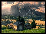 Włochy, Dolomity, Góry Sassolungo, Dolina Val Gardena, Wschód słońca, Domki, Drzewa