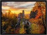 Niemcy, Saksonia, Park Narodowy Saskiej Szwajcarii, Góry Połabskie, Las, Drzewa, Jesień, Bastei, Skały, Zachód słońca, Chmury