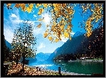 Jezioro, Góry, Promienie słońca, Ławka, Jesień, Drzewa, Liście