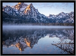 Góry, Sawtooth Range, Góra, McGown Peak, Śnieg, Jezioro, Stanley Lake, Mgła, Powalone Drzewo, Odbicie, Stan Idaho, Stany Zjednoczone