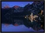Austria, Hallstatt, Domy, Kościół, Jezioro Hallstattersee, Góry Alpy Salzburskie, Noc