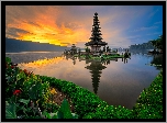 Indonezja, Bali, Świątynia Pura Ulun Danu Bratan, Jezioro Bratan, Góry, Kwiaty, Kanna, Drzewa, Wschód słońca, Mgła