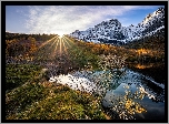 Norwegia, Lofoty, Góry, Jezioro, Promienie słońca, Drzewa, Jesień