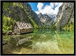 Jezioro Konigssee, Park Narodowy Berchtesgaden, Bawaria, Niemcy, Drewniana, Chata, Góry, Drzewa, Chmury, Odbicie