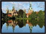 Dania, Zamek w Hillerod, Frederiksborg Castle, Jezioro, Drzewa
