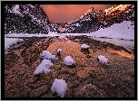Jezioro Lake Louise, Park Narodowy Banff, Prowincja Alberta, Kanada, Góry Canadian Rockies, Zima, Wschód słońca