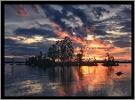 Jezioro Ala-Kitka, Zachód słońca, Chmury, Drzewa, Wysepka, Gmina Kuusamo, Ostrobotnia Północna, Finlandia
