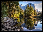 Stany Zjednoczone, Kalifornia, Park Narodowy Yosemite, Kamienie, Drzewa, Góry, Rzeka, Odbicie