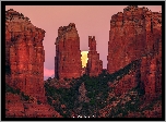 Czerwone, Skały, Krzewy, Cathedral Rocks, Sedona, Arizona, Stany Zjednoczone, Księżyc, Wschód słońca