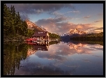 Kanada, Park Narodowy Jasper, Jezioro Maligne, Przystań, Góry, Las, Drzewa, Łódki, Odbicie