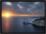 Francja, Korsyka, Bonifacio, Morze, Latarnia morska La Madonetta, Chmury, Zachód słońca, Skała