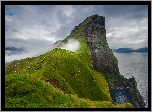 Wyspy Owcze, Wyspa Kalsoy, Latarnia morska Kallur Lighthouse, Ocean Atlantycki, Góry, Mgła