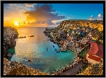 Morze, Wybrzeże, Zatoka Anchor Bay, Skały, Domy, Wschód słońca, Chmury, Park rozrywki, Popeye Village, Malta