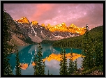 Kanada, Park Narodowy Banff, Góry, Jezioro Moraine, Lasy, Drzewa, Chmury, Odbicie