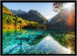 Chiny, Park Narodowy Jiuzhaigou, Jezioro Pięciu Kwiatów, Jesień, Góry, Las, Słońce
