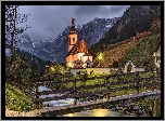Niemcy, Bawaria, Park Narodowy Berchtesgaden, Ramsau bei Berchtesgaden, Góry Alpy, Kościół św. Sebastiana, Rzeka Ramsauer Ache, Most
