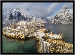 Norwegia, Lofoty, Wyspa Sakrisøya, Wieś Sakrisøya, Domy, Morze Norweskie