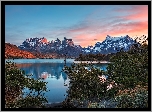 Chile, Patagonia, Góry Torres del Paine, Ośnieżone, Szczyty, Jezioro, Zachód słońca, Krzewy, Park Narodowy Torres del Paine