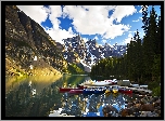Kanada, Prowincja Alberta, Park Narodowy Banff, Jezioro Moraine,  Dolina Dziesięciu Szczytów - Valley of the Ten Peaks, Łódki