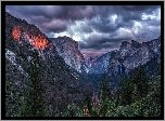 Park Narodowy Yosemite, Dolina Yosemite Valley, Stan Kalifornia, Stany Zjednoczone, Góry, Chmury, Świerki