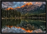 Kanada, Park Narodowy Jasper, Góry, Jezioro Pyramid Lake, Drzewa, Odbicie