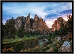 Park stanowy Smith Rock State Park, Rzeka Crooked River, Stan Oregon, Stany Zjednoczone, Ścieżka, Skały, Mostek