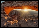 Stany Zjednoczone, Stan Utah, Park Narodowy Canyonlands, Łuk Mesa Arch, Skały, Kanion, Promienie Słońca