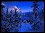 Kanada, Jezioro Peyto, Park Narodowy Banff, Świerki, Zima, Góry, Drzewa, Zmierzch