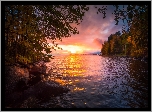 Finlandia, Region Pirkanmaa, Jezioro Näsijärvi, Zachód słońca, Drzewa, Kamienie