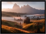 Płaskowyż Seiser Alm, Dolina Val Gardena, Góry Sassolungo, Włochy, Dolomity, Mgła, Domy, Jesień
