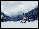 Włochy, Prowincja  Bolzano, Rejon Trydent-Górna Adyga, Dolina Val di Funes, Kościół św. Jana, Dolomity, Zima, Mgła, Góry, Las, Drzewa