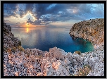 Chorwacja, Wyspa Cres, Rezerwat przyrody Mali Bok - Koromacna, Zatoka, Morze Adriatyckie, Skały, Wschód słońca