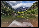 Jezioro Maroon Lake, Góry Skaliste, Szczyty Maroon Bells, Drzewa, Chmury, Stan Kolorado, Stany Zjednoczone