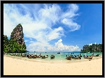 Morze Andamańskie, Plaża Railay Beach, Skały, Prowincja Krabi, Tajlandia, Drzewa, Łódki, Chmury