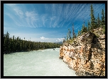 Kanada, Prowincja Alberta, Park Narodowy Jasper, Rzeka Athabaska, Drzewa, Skały