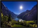 Szwajcaria, Góry Alpy, Jezioro Klöntalersee,  Poranek, Promienie słońca