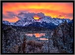 Stany Zjednoczone, Stan Kalifornia, Jezioro Mono Lake, Góry, Zachód Słońca