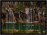Stany Zjednoczone, Stan Kolorado, Glenwood Canyon, Jezioro Hanging Lake, Wodospady, Drzewa
