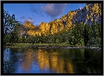 Stany Zjednoczone, Stan Kalifornia, Park Narodowy Yosemite, Rzeka Merced, Góry, Drzewa
