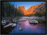 Stany Zjednoczone, Stan Kolorado, Park Narodowy Gór Skalistych, Góry, Jezioro Dream Lake, Kamienie, Drzewa, Las